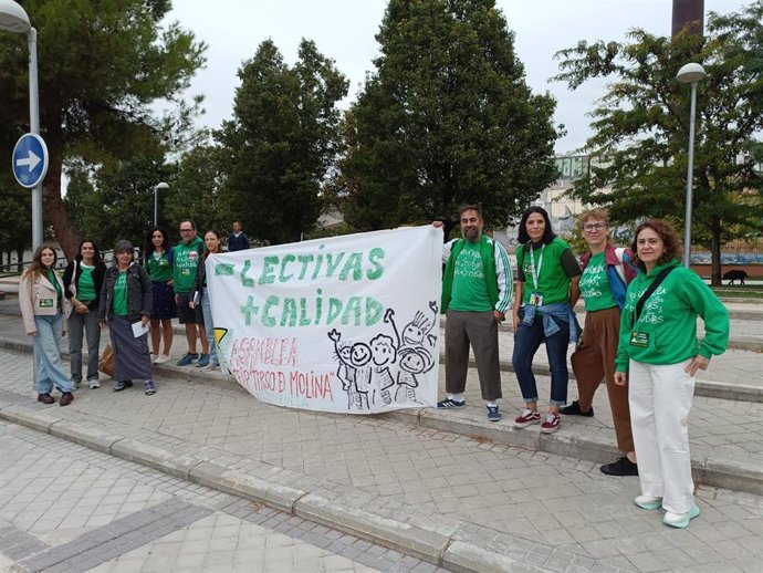 Piquete informativo de la Asamblea Menos Lectivas en el CEIP Tirso de Molina durante la jornada de paros parciales en la educación pública madrileña.