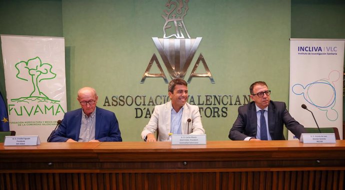 Presentación de una investigación pionera sobre el impacto nutrigenómico de los cítricos con la participación del presidente de la Generalitat, Carlos Mazón; el presidente de AVA-Asaja, Cristóbal Aguado, y el director gerente de Incliva, Vicente de Juan