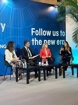 La directora general de Fomento de la Innovación, Nieves Valenzuela, en la mesa redonda 'Cooperación pública. Herramientas de financiación para el impulso de entidades locales' dentro del foro Greencities.