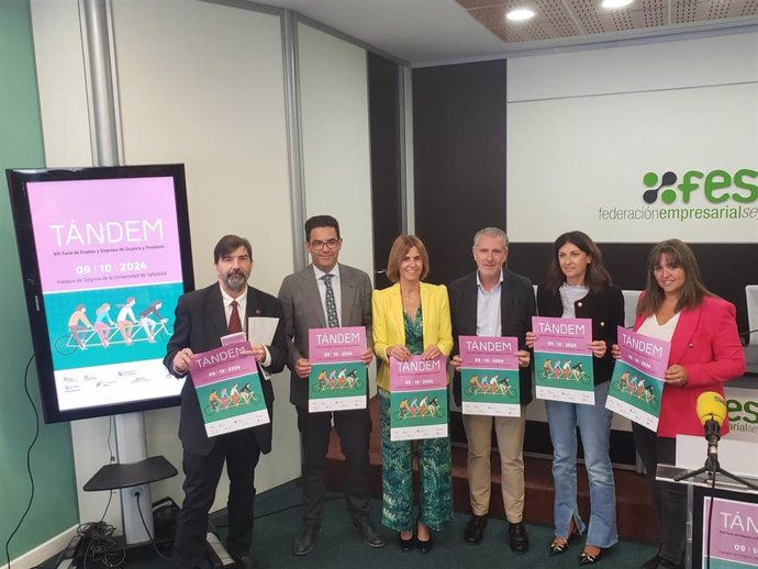 El vicerrector Agustín García Matilla; el concejal José Luis Horcajo; la diputada provincial Magdalena Rodríguez; el presidente de FES, Andrés Ortega; la delegada del la Junta, Raquel Alonso y la presidenta de AJE, Tamara Bravo