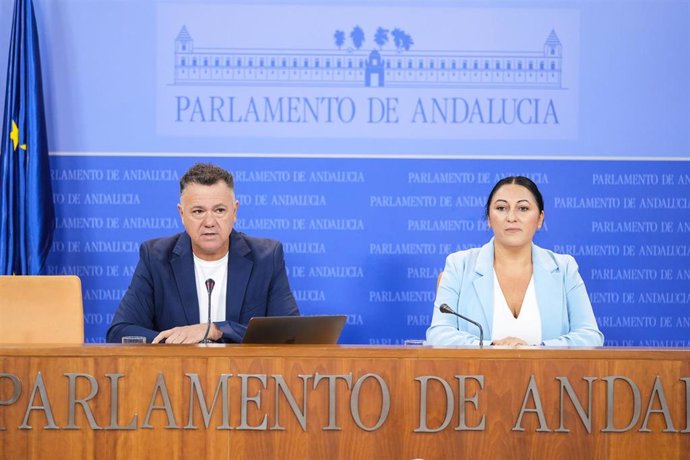 Los portavoces adjuntos del grupo Por Andalucía, Juan Antonio Delgado y Alejandra Durán, en rueda de prensa.