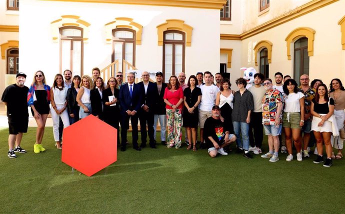 El presidente de la Diputación Provincial, Francisco Salado; el director de La Térmica, Antonio Javier López; el director de la agencia El Cuartel, Alfonso Pérez, y el comisario de la exposición 'Better', entre otros