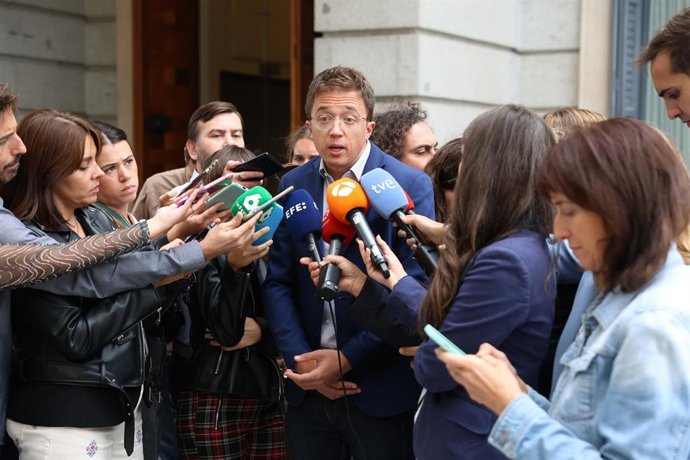 El diputado de Sumar Iñigo Errejón ofrece declaraciones a los medios tras una sesión plenaria, en el Congreso de los Diputados, a 25 de septiembre de 2024, en Madrid (España).