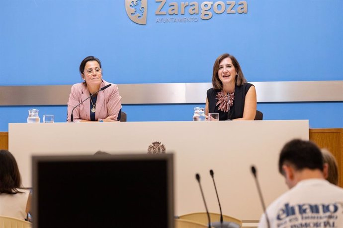 La consejera municipal de Cultural del Ayuntamiento de Zaragoza, Sara Fernández, y la concejal delegada de Juventud, Ruth Bravo, presentan las actividades del Pilar Joven