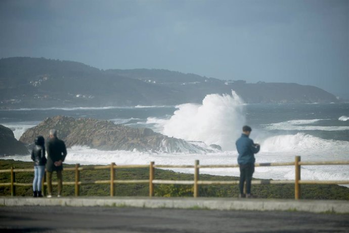 Archivo - Ondada durante o paso da borrasca 'Ciarán', a 2 de novembro de 2023, en Sabón, Arteijo, A Coruña, Galicia (España). 