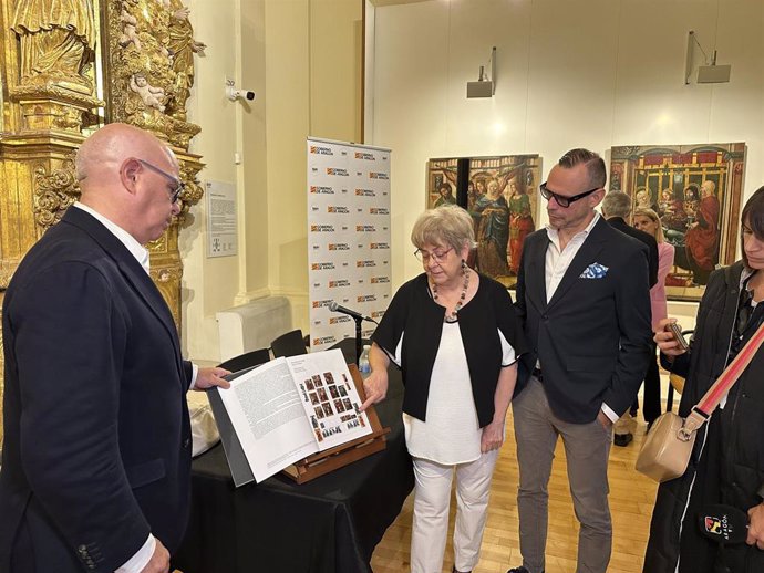 El director general de Cultura del Gobierno de Aragón, Pedro Olloqui, ha presentado el libro sobre el retablo del monasterio de Sijena.