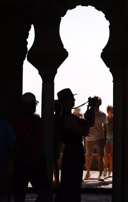 Archivo - Imagen de archivo de varios turistas pasean por la Alcazaba de Málaga en el día internacional del turismo.