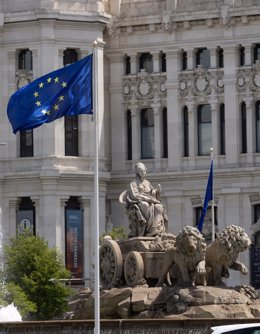 Archivo - Bandera de la Unión Europea, en la plaza de Cibeles, a 9 de mayo de 2024, en Madrid (España). La fuente de Cibeles ondea la bandera de la Unión Europea, además de iluminar con los colores de la bandera varios edificios del centro de Madrid, otra