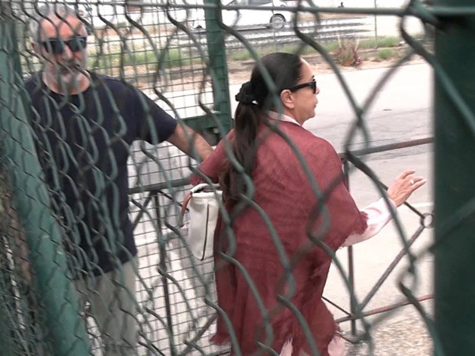 Isabel Pantoja y su hermano Agustín a su llegada al aeropuerto de Jerez de la Frontera