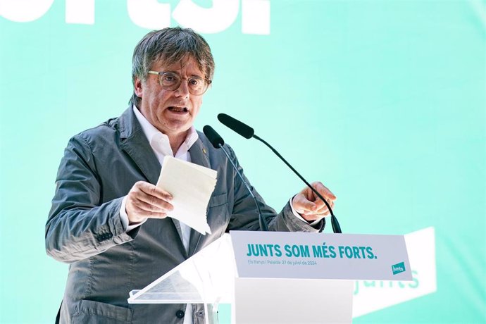 Archivo - El expresidente de la Generalitat catalana Carles Puigdemont interviene durante un acto de Junts en el Théâtre de Verdure, a 27 de julio de 2024, en Amélie-les-Bains-Palalda (Francia).