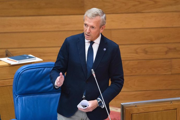 O presidente da Xunta, Alfonso Rueda, responde á oposición no pleno do Parlamento de Galicia.