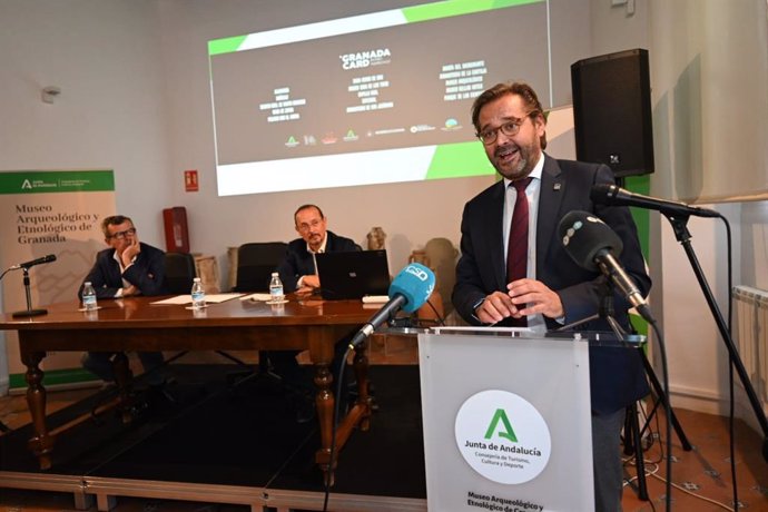 El delegado del Gobierno andaluz en Granada, Antonio Granados, presenta un vídeo sobre la Granada Card