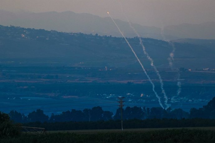 Archivo - KIRYAT SHMONA, Aug. 6, 2024  -- An anti-missile system intercepts rockets launched from Lebanon, as seen from Kiryat Shmona, northern Israel, on Aug. 6, 2024. Confrontations between Hezbollah and the Israeli army escalated following Israel's att