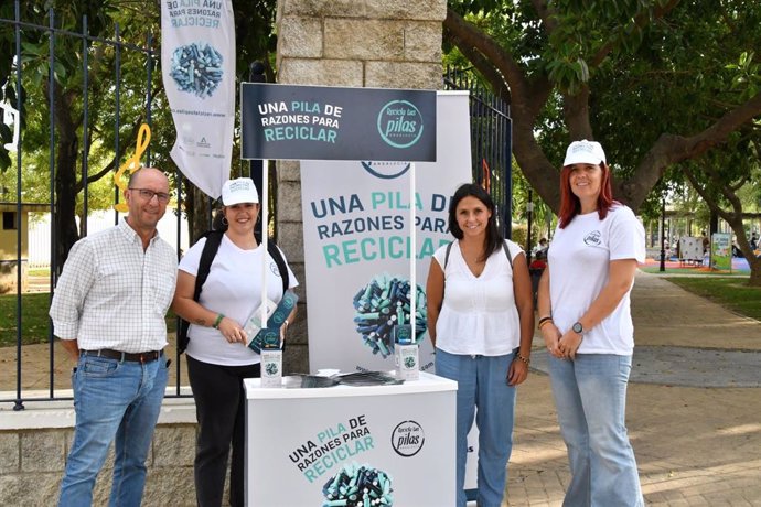 Concejales de Tomares, en la presentación de la campaña 'Una pila de razones', para concienciar sobre la importancia de reciclar residuos.