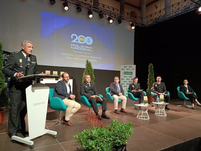 Presentación del libro 'Asturias y la Policía Nacional, dos siglos de historia', con ocasión de su Bicentenario, en el Centro de Cultura Antiguo Instituto, en Gijón.