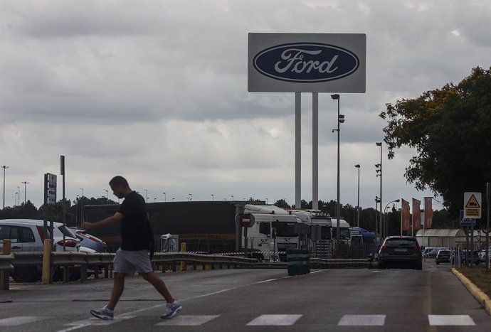 Archivo - Arxiu - Un treballador en la fàbrica de Ford