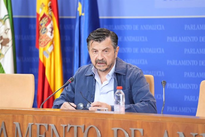 El portavoz del PP-A en el Parlamento de Andalucía, Toni Martín, este miércoles en rueda de prensa.