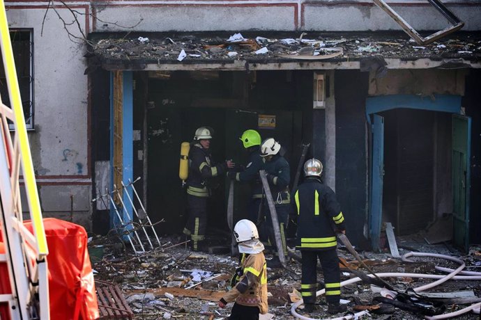 Bomberos ucranianos tras un bombardeo ruso