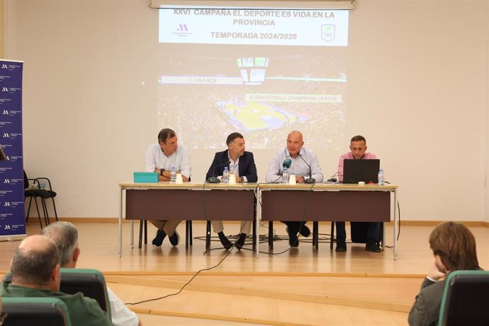 El vicepresidente y diputado de Deportes, Juan Rosas; el presidente del Unicaja Baloncesto, Antonio Jesús López Nieto, y el director deportivo, Juan Manuel Rodríguez