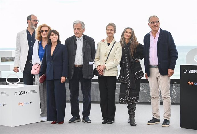 (I-D) El productor Alexandre Gavras, la productora Michele Ray-Gavras, la actriz Marilyne Canto, el director Costa Gavras, la actriz Charlotte Rampling, la actriz Ángela Molina y el escritor Claude Grange, en la 72ª edición del Festival de San Sebastián.