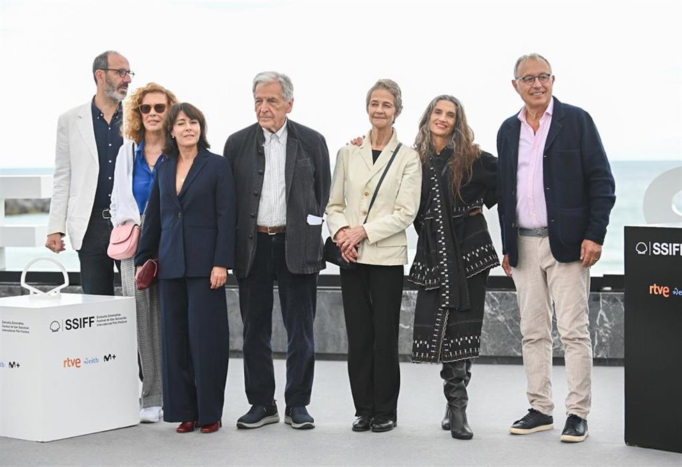 (I-D) El productor Alexandre Gavras, la productora Michele Ray-Gavras, la actriz Marilyne Canto, el director Costa Gavras, la actriz Charlotte Rampling, la actriz Ángela Molina y el escritor Claude Grange, en la 72 edición del Festival de San Sebastián.