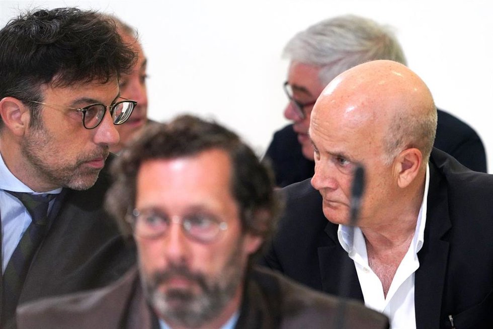 Archivo - El exdirector de Seguridad en la circulación de Adif, Andrés Cortabitarte (d), durante una nueva jornada del juicio del accidente ferroviario del Alvia, en la Ciudade de Justicia, a 20 de junio de 2023, en Santiago de Compostela, A Coruña (Esp