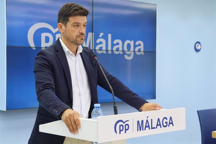 El coordinador general del PP de Málaga, Cristóbal Ortega, en rueda de prensa.