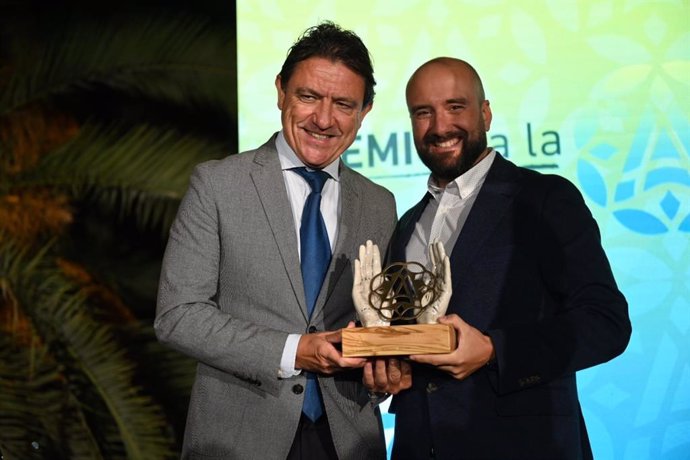 Daniel Sánchez con el relojero gaditano Jesús Moreno, premio Artesanía de Andalucía.