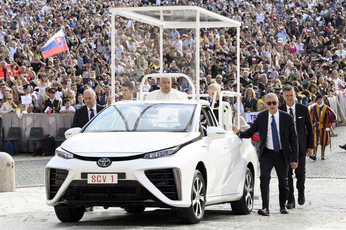 25 September 2024, Vatican, Vatican City: Pope Francis (C) arrives to attend his weekly General Audience in St. Peter's Square at the Vatican. Photo: Vatican Media/IPA via ZUMA Press/dpa