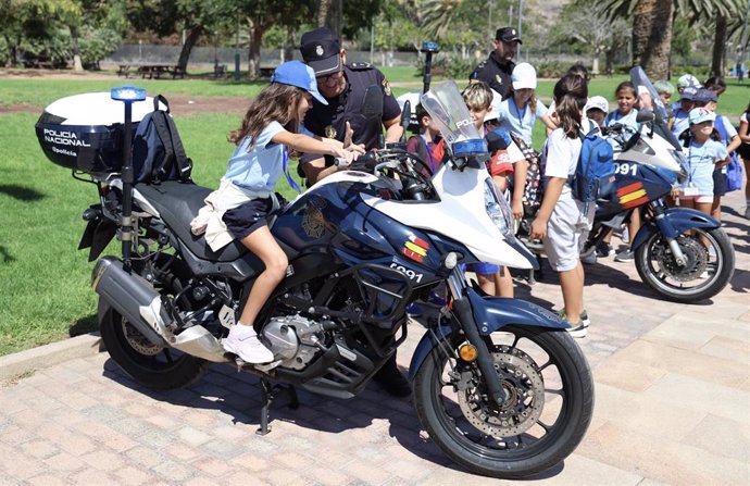 Una niña subida en una moto de la Policía Nacional durante unas jornadas de Puertas Abiertas en el sur de Gran Canaria