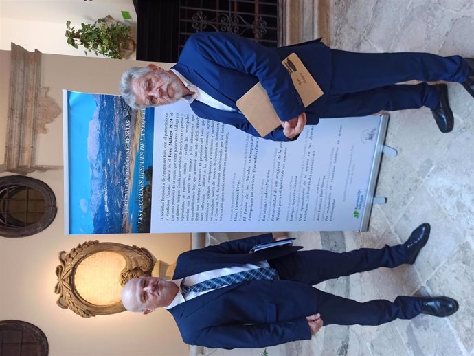 José María Ruiz Povedano, presidente de la Sociedad Económica de Amigos del País en Málaga  y Francisco Cañadas Barón, responsable de Literatura de la Fundación Unicaja, durante la presentación del foro.