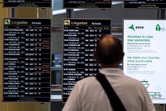 Archivo - Pasajeros en el aeropuerto de Madrid-Barajas.