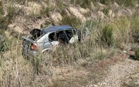Muere una conductora que viajaba en coche con sus nietos tras salirse de la vía en Garrucha (Almería)