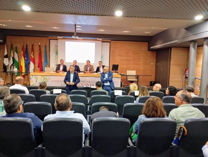 El presidente de la CHG, Joaquín Páez, y el secretario de Estado de Medio Ambiente, Hugo Morán, en la reunión con las Cumas.