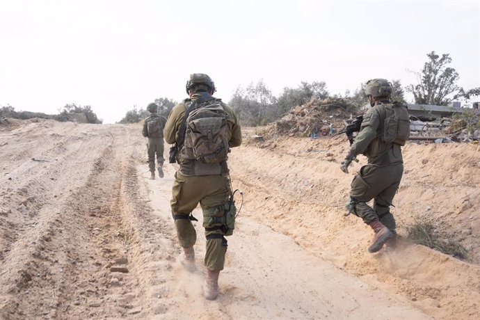 Archivo - GAZA, April 25, 2024  -- The photo released by the Israel Defense Forces (IDF) on April 25, 2024 shows Israeli troops conducting a military operation in the central Gaza Strip. Israel is expected to begin evacuating civilians from Rafah "soon" a