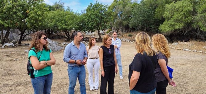 La delegada de Cultura de la Junta en Cádiz, Tania Barcelona, en el yacimiento arqueológico de Ocuri.