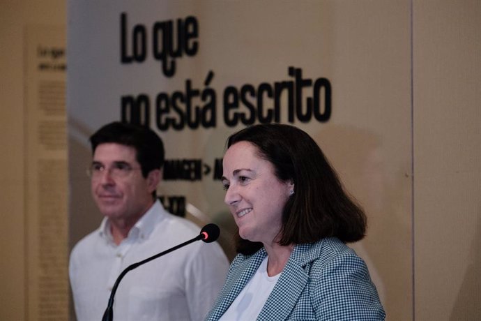 La concejala delegada del Área de Cultura y Patrimonio Histórico, Mariana Pineda, junto al presidente de la Real Academia de Bellas Artes de San Telmo, José Manuel Cabra de Luna, ha presentado la muestra que se puede visitar hasta el 6 de enero.