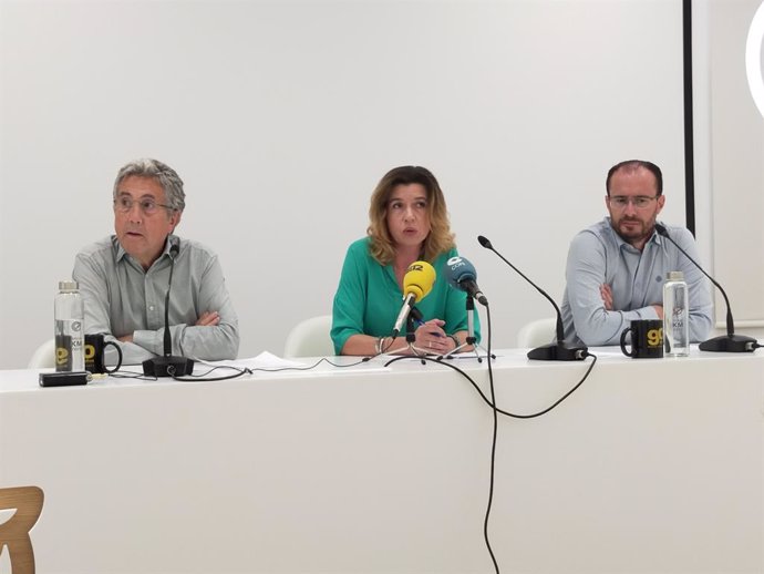 Pep Jordà, patrono Fundación Mutua Levante, Larissa Timofeeva, directora del Secretariado Extensión Universitaria de la UA, y Antonio Belda, coordinador técnico de actividades culturales del Campus de Alcoy-UA