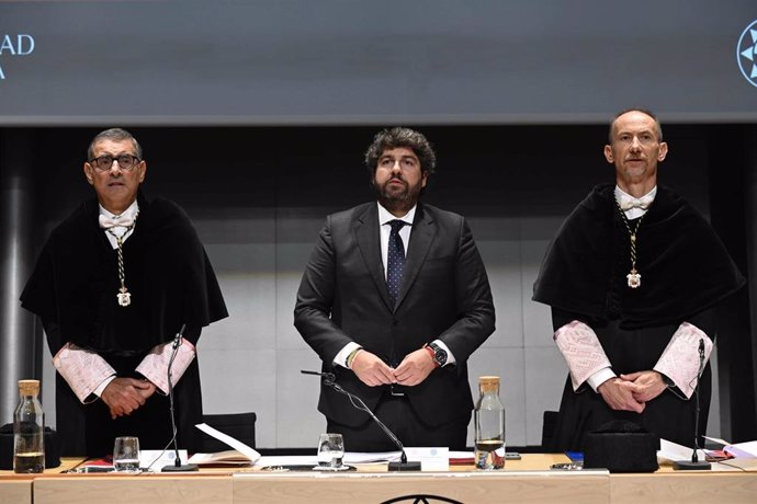 De izquierda a derecha: el rector de la UMU, José Luján; el presidente de la Comunidad, Fernando López Miras, y el rector de la UPCT, Mathieu Kessler, en el acto de apertura del curso académico 2024/2025