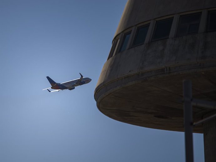 Vista de un avión en el aeropuerto de Barcelona, a 4 de noviembre de 2022, en Barcelona, Catalunya (España)