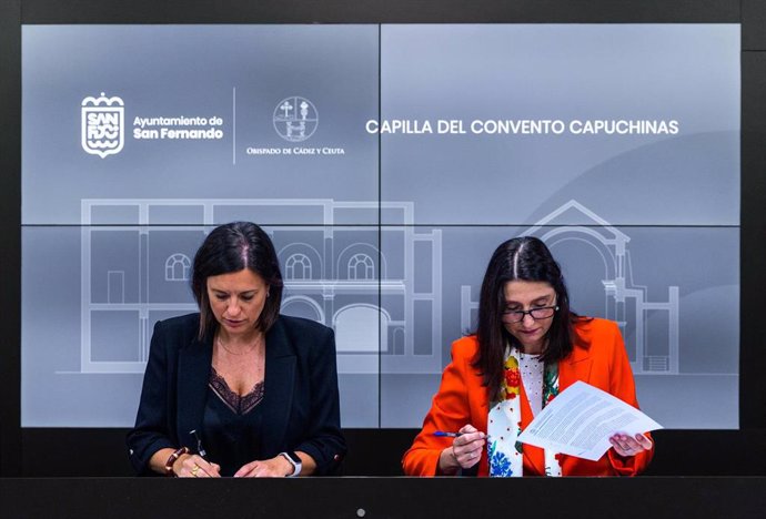 La alcaldesa de San Fernando, Patricia Cavada, y la ecónoma de la Diócesis de Cádiz y Ceuta, María del Carmen Lobato, firman cesión al Ayuntamiento de la antigua capilla de Capuchinas