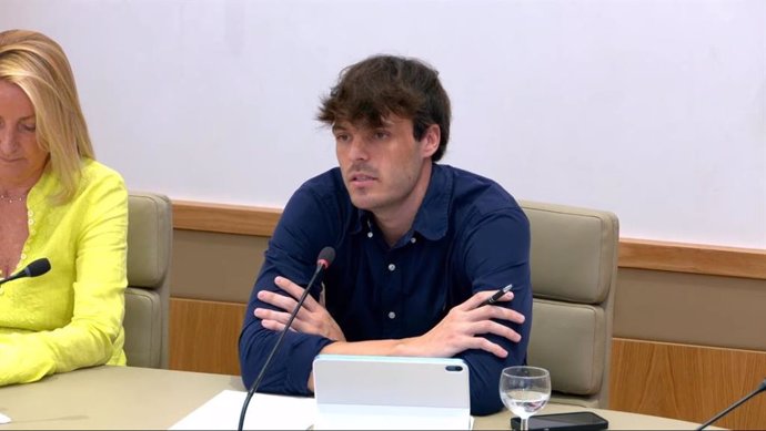 El diputado del PP Rafel Nadal durante su intervención en la Comisión de Salud.