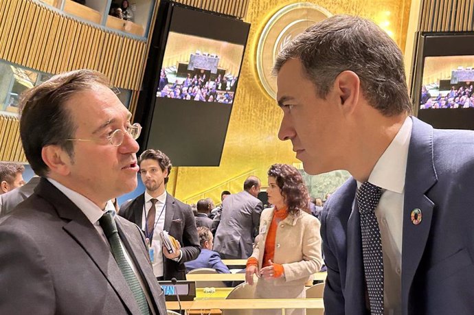 El presidente del Gobierno, Pedro Sánchez (d) y el ministro de Asuntos Exteriores, Cooperación y Unión Europea del Gobierno de España, José Manuel Albares (i), en la Asamblea General de la ONU