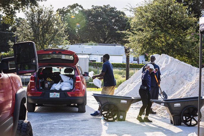 Reparto de ayuda ante la inminente llegada de 'Helene' a Florida