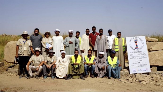 Equipo de trabajo con investigadores de la UCA en el Conjunto Arqueológico de los Templos de Karnak en Egipto.