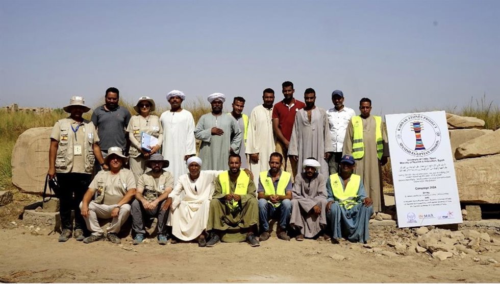 Equipo de trabajo con investigadores de la UCA en el Conjunto Arqueológico de los Templos de Karnak en Egipto.