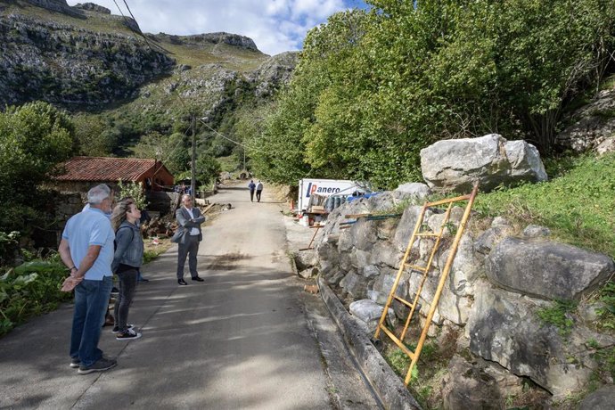 El Consejero De Fomento, Vivienda, Ordenación Del Territorio Y Medio Ambiente, Roberto Media, Realiza Una Visita A La Actuación En La Peña Berzosa De Miera