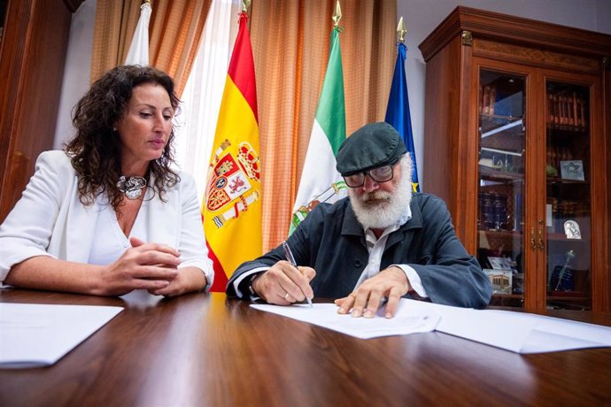 La alcaldesa de Almería firma un convenio con la Asociación ARA.