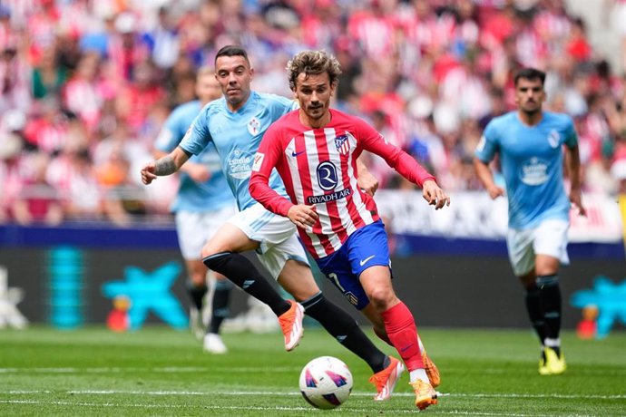 Archivo - Antoine Griezmann perseguido por Iago Aspas en un Atlético de Madrid-RC Celta