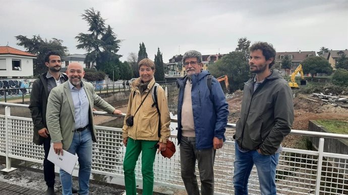 Vista del concejal de Sostenibilidad y Medio Ambiente de Gijón, Rodrigo Pintueles, a las obras de renaturalización del río Piles, junto a expertos de la Universidad Politécnica de Madrid y el director general de Medio Ambiente, Alejandro Navazas.